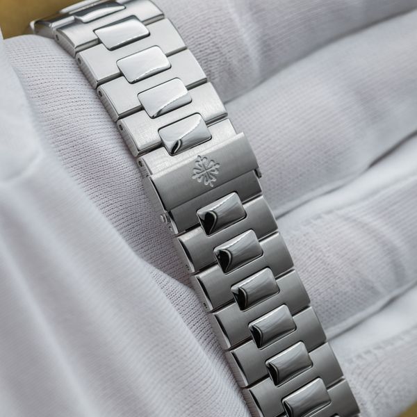 Patek Philippe Nautilus 5990/1A-001